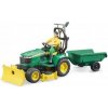 Bruder Traktor John Deere s prívesom a záhradníkom, 17,5 x 19 x 30 cm