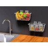 Kovový závesný košík so samolepiacimi háčikmi biely (Praktický kovový košík na stenu alebo skrinku, ideálny do kuchyne aj kúpeľne)