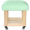 Drevená taburetka na kolieskach s úložným priestorom