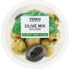 Tesco Marinované vykôstkované zelené olivy a marinované vykôstkované čierne olivy s bylinami 90 g