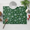 Biante Bavlnené prestieranie na stôl Sandra SA-703 Vianočné vločky na zelenom 30x40 cm