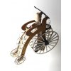 Štamperlíky a fľaša na drevenom stojane s motívom historického bicykla