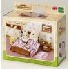 Doplnky k figúrkam Sylvanian Families Nábytok - dvojlôžko s nočným stolíkom (5054131050194)