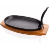 337561 Liatinová panvica na drevenom lopári 24 cm BANQUET