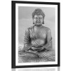 Plagát s paspartou socha Budhu v meditujúcej polohe v čiernobielom prevedení