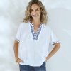 Blancheporte krepónová blúzka s výšivkou a krátkymi rukávmi biela/modrá