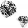 Šperky eshop - Oceľový prsteň striebornej farby, lebka s páskou cez oko, kráľovské koruny T23.15 - Veľkosť: 70 mm