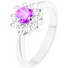 Šperky eshop - Prsteň v striebornej farbe, úzke ramená, kvietok vo fialovom a v čírom odtieni V10.17 - Veľkosť: 49 mm