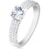 Šperky eshop - Zásnubný prsteň, striebro 925, okrúhly číry zirkón, drobné zirkóniky na ramenách S61.02 - Veľkosť: 53 mm