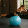 GYMNASTICKÁ LOPTA 65 CM NA CVIČENIE PROTI BURSTU S REHABILITAČNOU PUMPOU