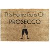 Rohožka z kokosového vlákna 40x60 cm This Home Runs On Prosecco – Artsy Doormats