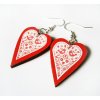 Červené folklórne srdiečkové náušnice s červeným okrajom (Drevené folklórne náušnice červené srdiečka na červenom podklade)