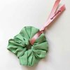 VYSNIVANE COPIKY Gumička scrunchie na vlasy látkovaná Bledozelená/Light Green
