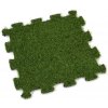 Zelená gumová puzzle terasová dlažba s umelým trávnikom FLOMA Comfort Tile - dĺžka 36,5 cm, šírka 36,5 cm, výška 1,2 cm