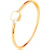 Šperky eshop - Prsteň zo žltého 14K zlata - biely glazúrovaný štvorček, drobné číre zirkóny S3GG133.38 - Veľkosť: 59 mm