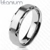 Šperky eshop - Obrúčka z titánu s matným stredom a lesklými vlnitými okrajmi, 6 mm K08.04 - Veľkosť: 49 mm
