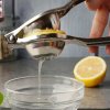Ručný odšťavovač citrusov kovový (Jednoduché a rýchle odšťavovanie citrónov, limetiek a pomarančov bez námahy)