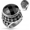 Šperky eshop - Patinovaný oceľový prsteň, čierny brúsený kameň, obrys z malých lebiek M06.15 - Veľkosť: 67 mm