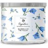 WoodBridge Signature Candle, Bluebells in the Valley - Bells in the Valley, 410 g – elegantná vonná sviečka v sklenenom valci s kovovým viečkom od WoodBridge.