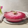 Le Creuset - Liatinový hrniec plytký 26 cm / 2,2 l so zlatým úchytom - Petal Berry