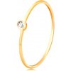 Šperky eshop - Zlatý diamantový prsteň 585 - ligotavý číry briliant v lesklej objímke, úzke ramená S3BT502.71 - Veľkosť: 49 mm