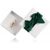 Šperky eshop - Biela darčeková krabička na šperky so zelenou saténovou mašľou Y30.13