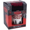CurePink xDárkový set hrnek s ponožkami Netflix Stranger Things Les 300 ml