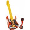 Červená elektrická rocková gitara s mikrofónom