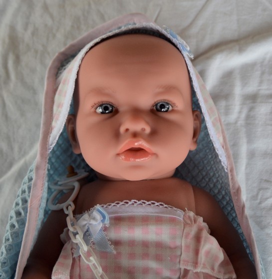 Marina & Pau Realistické miminko holčička Marjánka v osušce s kapucou Ane Baby Vichy 45 cm