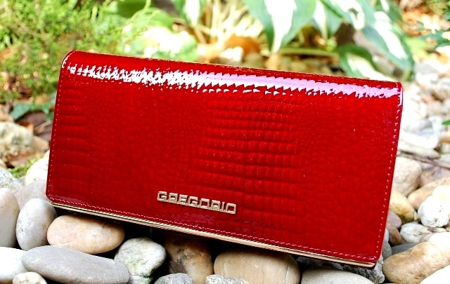 Dámska lakovaná kožená peňaženka zlatá platnička luxusná tmavá červená