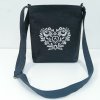 Folklórna kabelka/kapsa z čiernej alebo modrej rifloviny s výšivkou vzor IKA biela Veľkosť: kabelka, Farba kabelky: Čierna riflovina