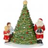 Vianočná dekorácia Santa u stromčeka, kolekcia Christmas Toys - Villeroy & Boch