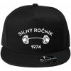 Silný ročník - Letopočet 1974 - Šiltovka s rovným šiltom a plastovou sponou - Univerzálna veľkosť ( Čierna )
