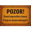 Ceduľa Pozor! Území naprostého chaosu! Vstup na vlastní nebezpečí! 30cm x 20cm Plechová tabuľa