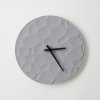 ODLITO ODLIATO Betónové nástenné hodiny Mesačný kráter – šedá – 30 cm – čierne ručičky