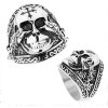 Šperky eshop - Oceľový prsteň striebornej farby, lesklá lebka s krížom, retiazky, patina Z39.19 - Veľkosť: 62 mm