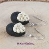 Živé šperky - Náušnice Slza čierne s bielymi minirůžičkami