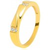 Šperky eshop - Zlatá obrúčka v 14K zlate - číre zirkóny, lesklá vlnka, hladké ramená, 3,5 mm S3GG230.12 - Veľkosť: 62 mm