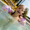 DECATHLON Detské plavecké rukávniky s pásom 15 – 30kg Tiswim fialové s kvetinkami
