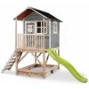 Domček cédrový na pilieroch Loft 500 Grey Exit Toys s vodeodolnou strechou pieskoviskom a 1,75 m šmykľavkou sivý