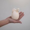 Svetluša Sójová veľkonočná sviečka VAJÍČKO S UŠKOM - naturál 6 cm x 11 cm