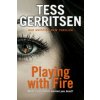 Playing with Fire (Tess Gerritsen)(Brožovaná)