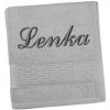 Pútko na froté uterák Bellatex s vyšitým menom na sivý uterák 70x140 cm