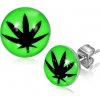 Šperky eshop - Puzetové náušnice z ocele, glazúra, čierny lístok marihuany, zelené pozadie SP52.03