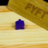 Meeple - drevená figúrka do doskových hier - veľkosť 1,6 cm Farba: Fialová