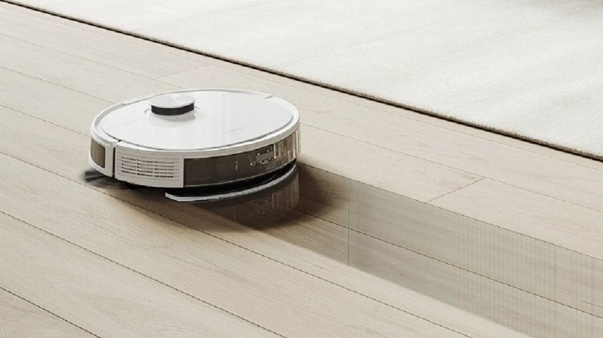 Robot N8 vysáva aj umýva podlahu naraz