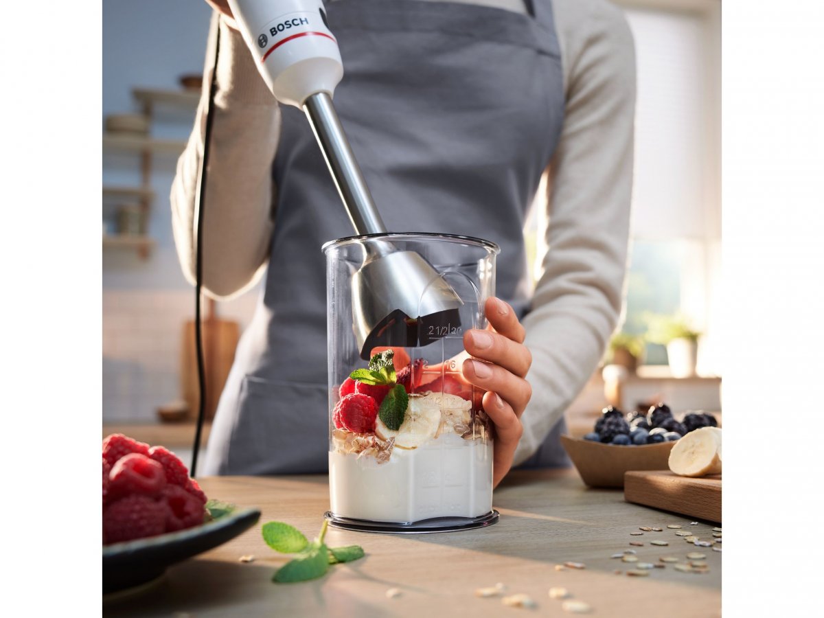 Praktická nádoba na mixovanie a odmeriavanie