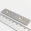 Neodýmový magnet kváder 80×20×4 mm s 2 dierami M4 (južný pól na strane s priehlbinami) - N38