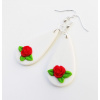 Biele visiace náušnice s červenou ružou z polymérovej hmoty (Biele ručne modelované fimo náušnice ružičky)