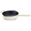 Fissler Moments Collection / Smaltovaná liatinová panvica (Ø 26 cm) s nepriľnavým povrchom, vysokým okrajom, s výlevkou, pútkom na zavesenie, bez PFAS/PTFE, indukčná - biela slonová kosť